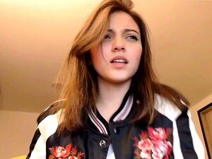 A Adolescente Super Gira Mostra As Mamas E O Rabo Na Webcam. Porn