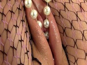 Scopandole la figa con una collana di perle