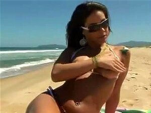 A Cabra Suja Teve Sexo Anal E Facial Numa Praia Brasileira, Esta Bela Vixen A Masturbar-se Numa Praia Pública No Brasil é, Na Verdade, Uma Puta Nojenta. Ela Foi Fodida E Faciada Mais Tarde No Clipe. Porn