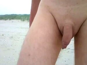 Um Passeio Por Uma Fria Praia Pública Porn