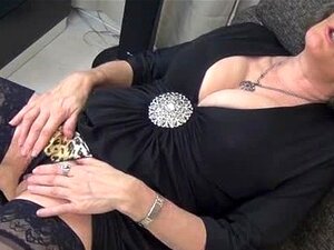 Cinza Velha Mulher Com Grandes Mamas E Preto Part1 Porn