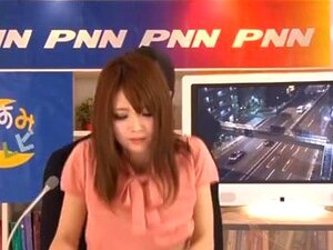 Rina Kato Japonês Louco Jogo Do Sexo, Rina Kato é Uma MILF Quente Asiática Que Gosta De Jogos De Sexo Em Público! Ela Está Na Televisão Fazendo A Notícia Quando Ela é Acariciada Por Um Dos Caras Enquanto Ela Está Na Câmera! Mais Tarde, Ela Está Na Sala De Porn