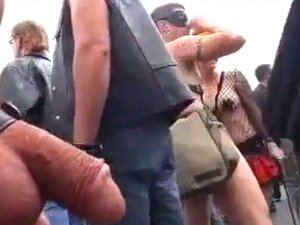 Uomo Si Masturba In Pubblico - Porno @ CuloNudo.com