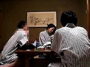 Dona De Casa Japonesa Lasciva Tem Dois Caras Com Tesão, Compartilhando Sua S Porn