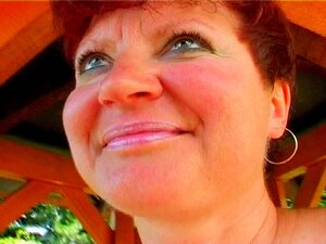 La nonna se lo prende nel culo