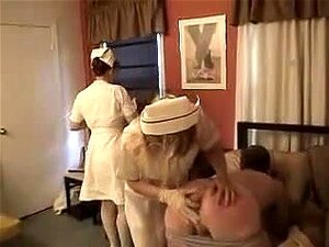 Enfermeiras Dominantes Fode Seu Paciente Com Um Brinquedo, Kinky Enfermeiras Estão Furando Um Brinquedo Do Sexo No Cu S Paciente Neste Vídeo De Femdom Fetiche Vintage. Porn