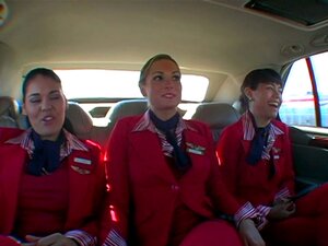 Três Meninas Sexy De Uniforme Obter Seus Burros De Merda Porn