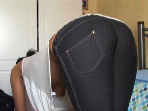 Bunda Grande Morena Mostra Em Uma Blusa Para Baixo Vídeo, Que Uma Morena De Bunda Grande Muito Atraente é Algo Atrás Da Cama à Procura Neste Livre Down Vídeo Blusa E Ela Revela O Corpinho Poderoso Com Os Jeans E Seus Lindas Seios Balançando Livremente. Porn