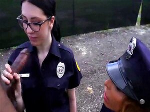 Dois Policiais Femininas Tira Um Homem Negro Porn