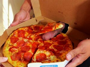 Vídeos de sexo e pornografia Entrega De Pizza em alta qualidade no ...